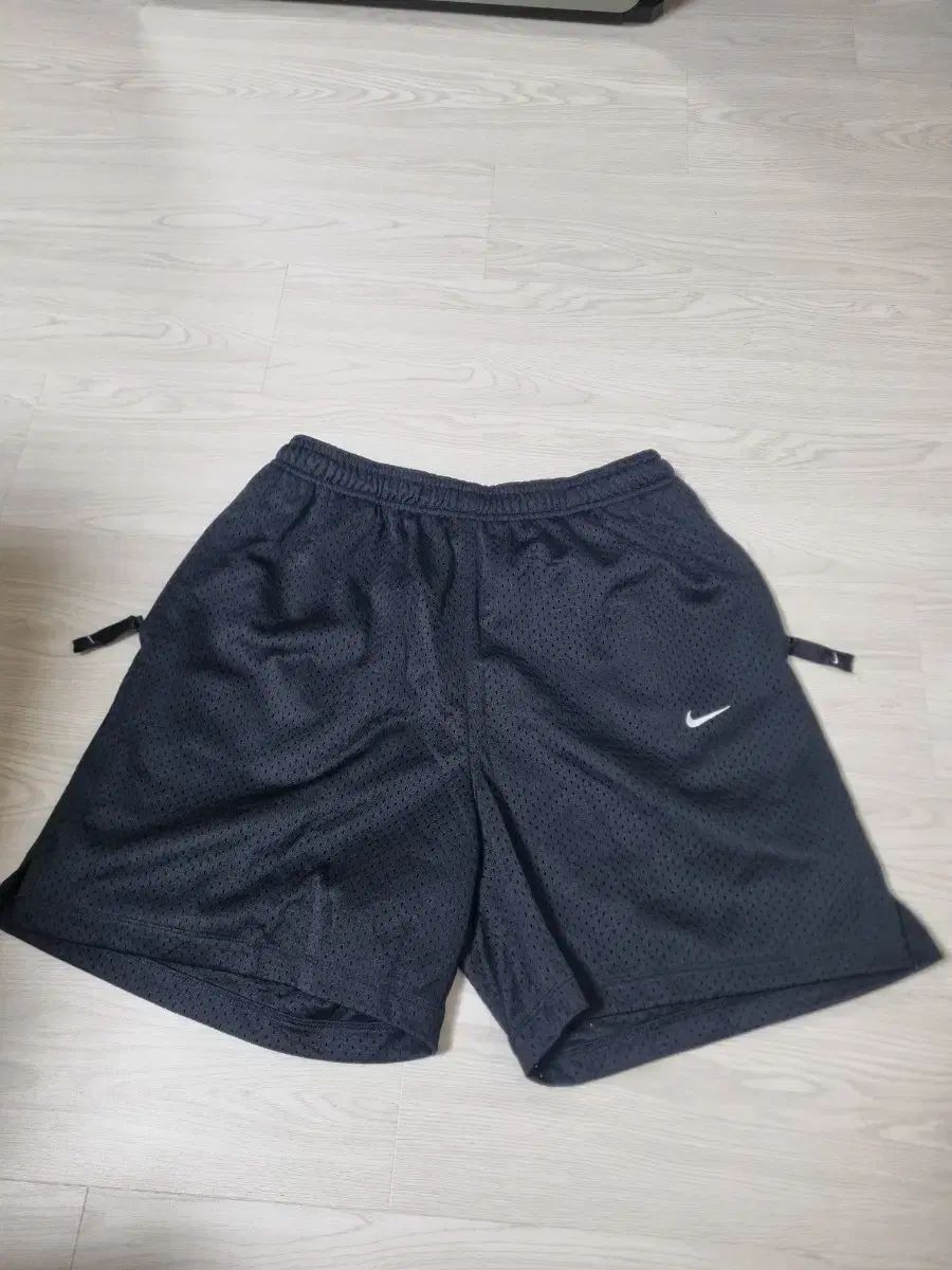 (S) NIKE ソロ スウッシュ メッシュ ショーツ