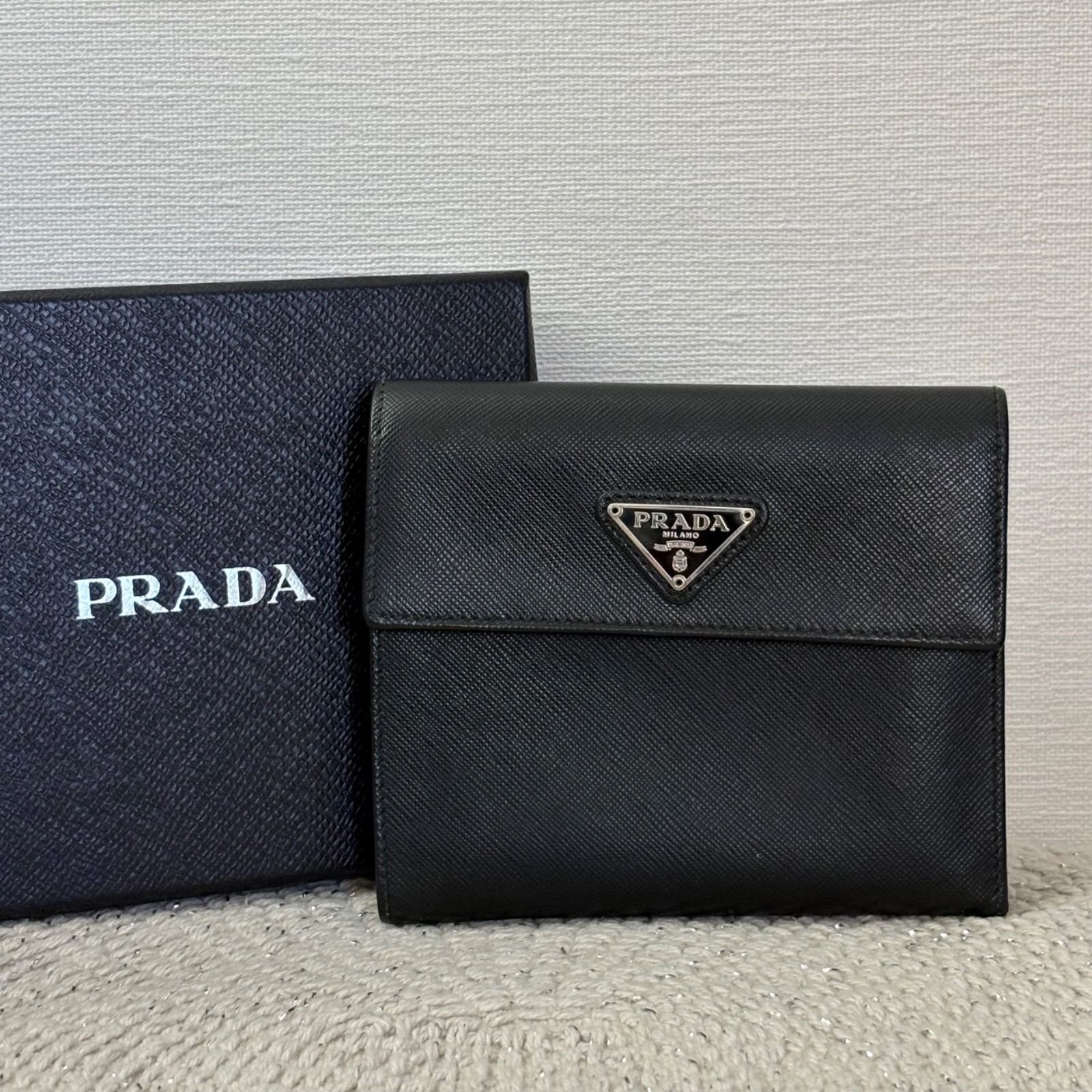 箱付き】 プラダ 三つ折り財布 ロゴプレート ブラック ブランド財布