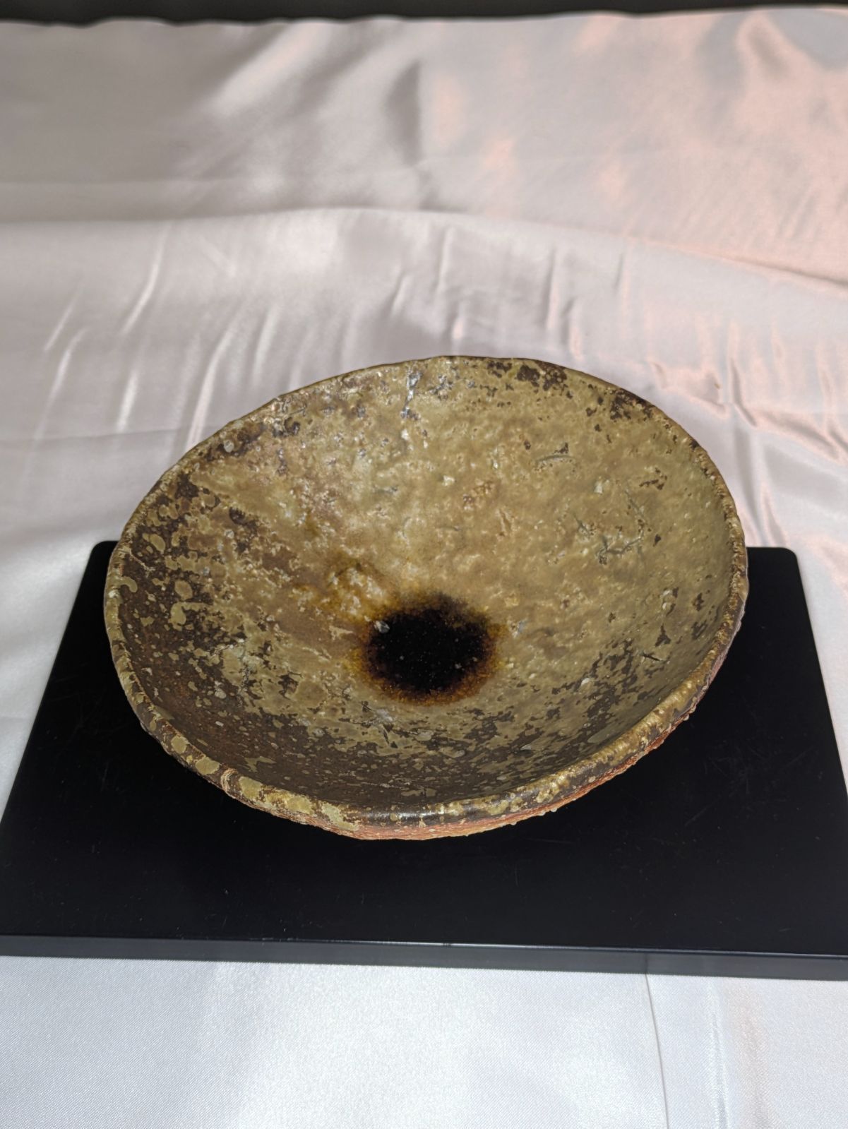 上田寿方 信楽焼 茶碗 抹茶碗 宗陶苑 緋色 焦げ ビードロ 窯変 共箱