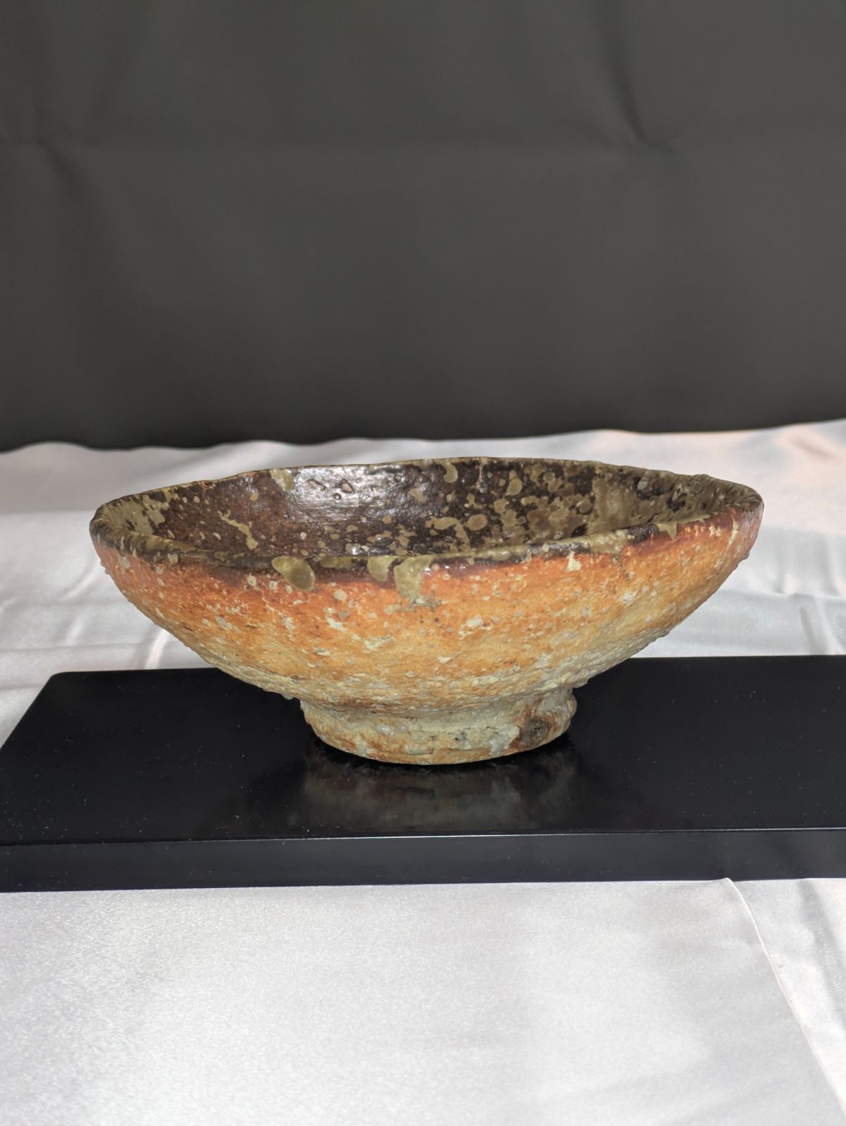 上田寿方 信楽焼 茶碗 抹茶碗 宗陶苑 緋色 焦げ ビードロ 窯変 共箱