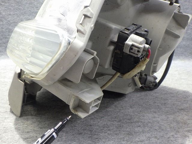 シエンタ 左ヘッドライト HID NCP81/85 後期 52-172 H 81150-52830