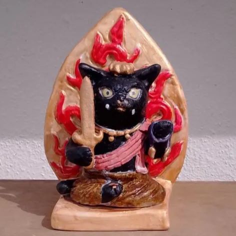 猫仏像 黒猫 不動明王 陶器 猫の置物 - メルカリ
