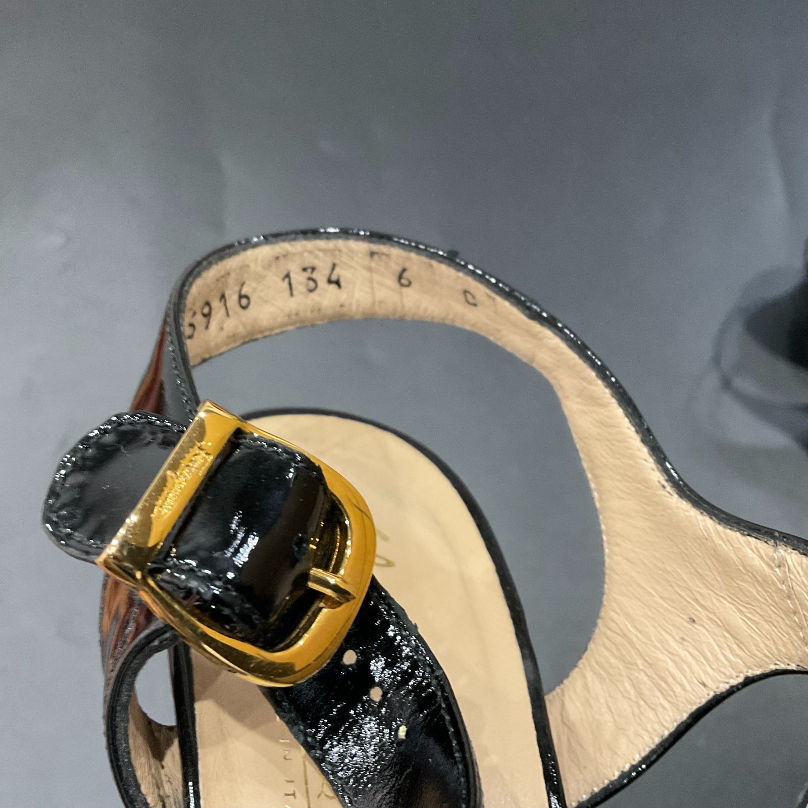 サルヴァトーレフェラガモ サンダル B26020778 - メルカリ