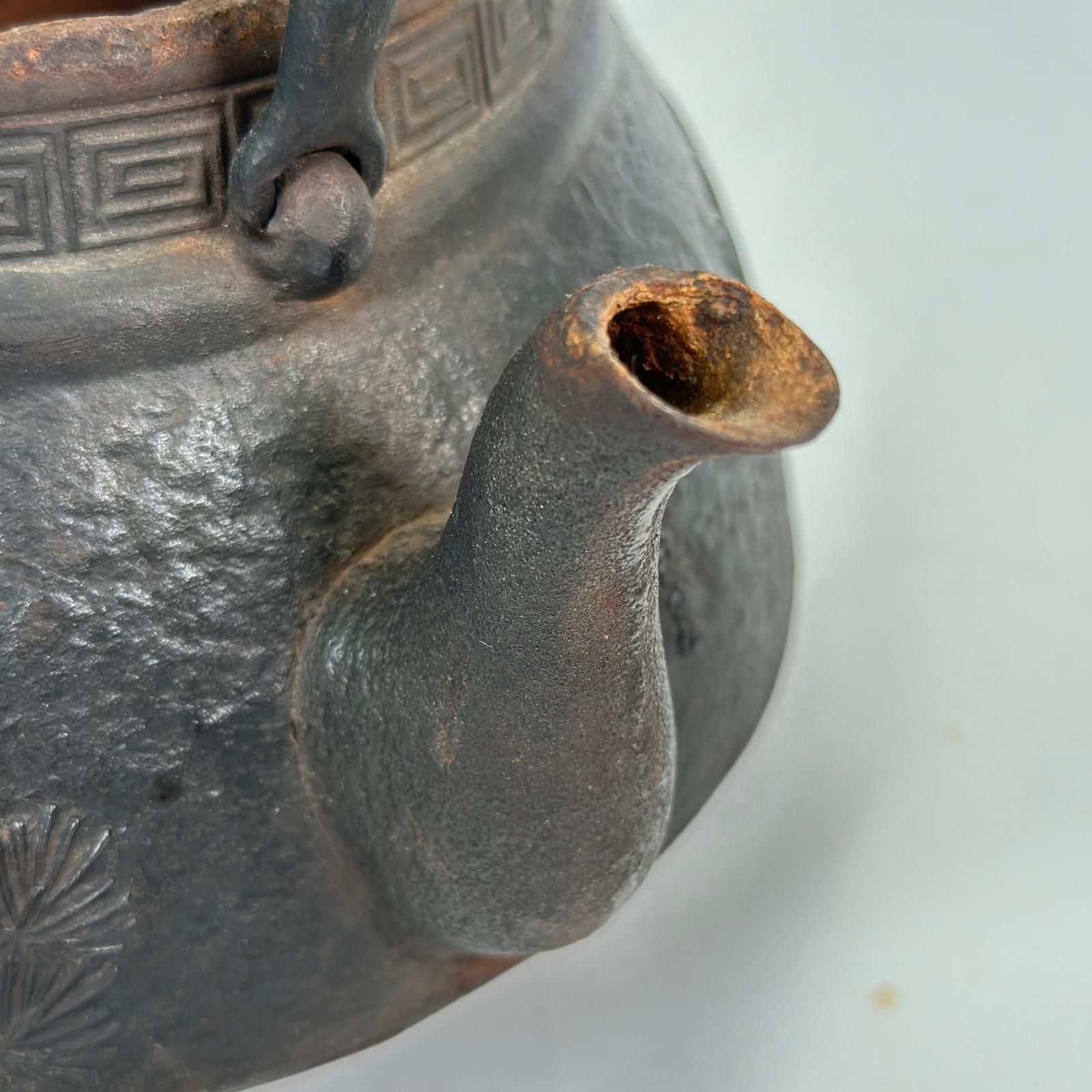 鉄瓶 南部鉄器 光雲 光雲作 松地紋 松文 松の実 ブラック 鋳鉄 古物