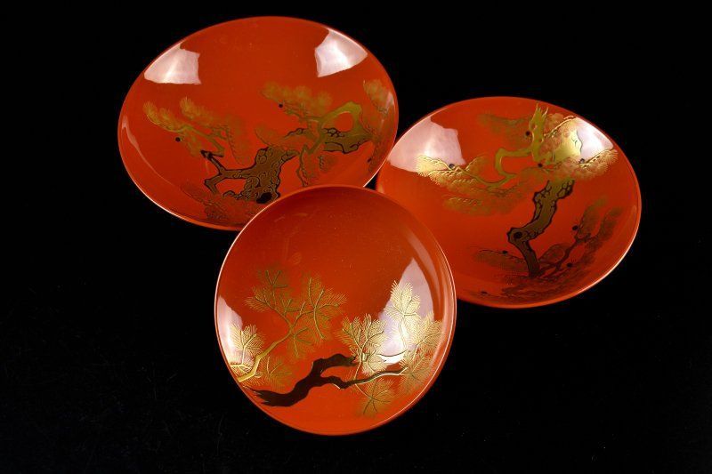 【蔵A6008b】木製朱塗　蒔絵松図　重ね盃　組盃　3ッ盃　木箱付