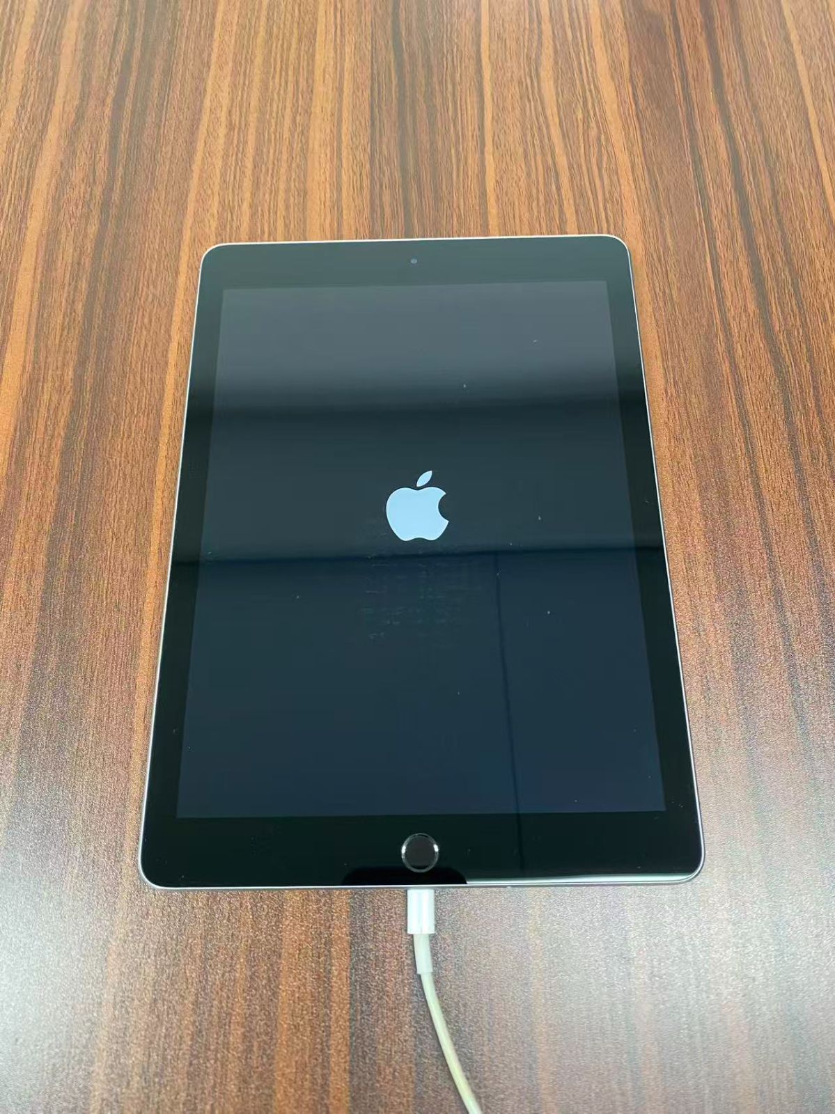 Apple iPad 第6世代 Wi-Fi　128GB Space gray 電源入らない
