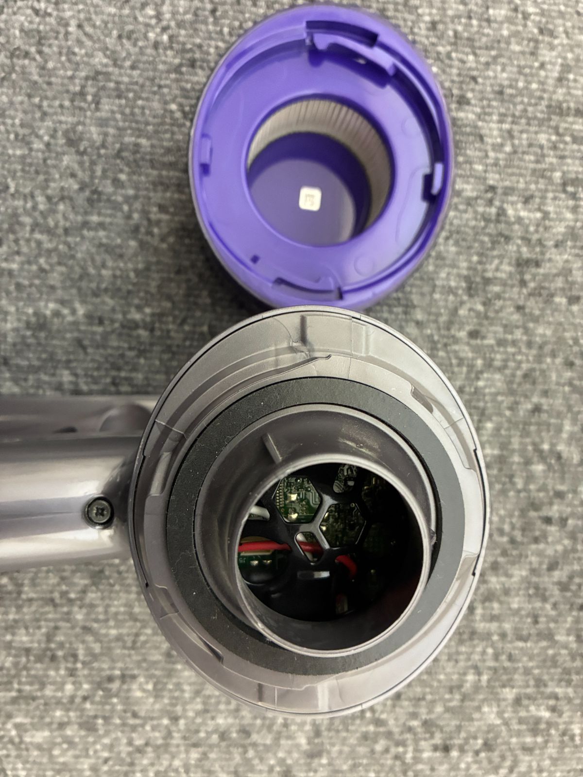 分解清掃済】Dyson V8 Slim Fluffy コードレス掃除機（一部難あり