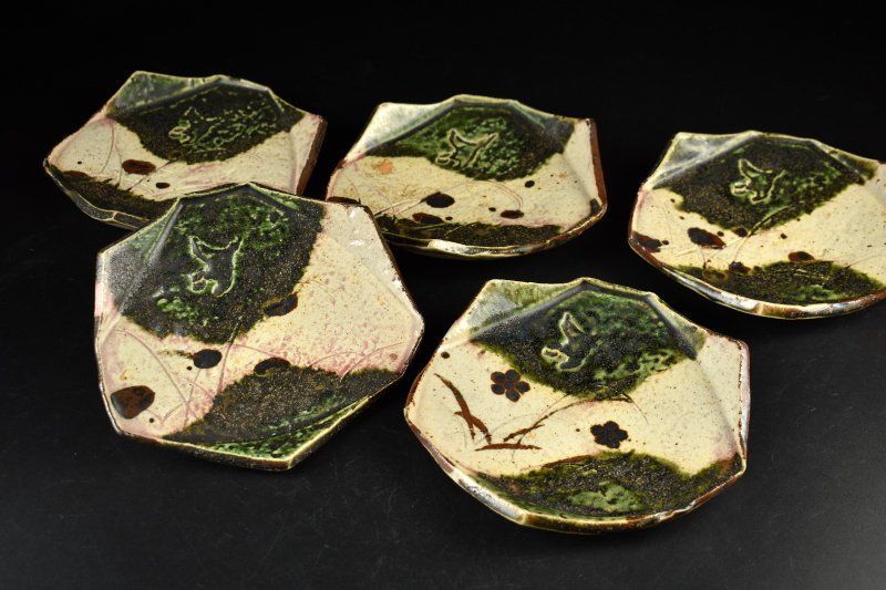 織部焼菊図角皿 8枚 [B24551] 楽天市場】【3枚set】 瀬戸焼 志野織部 八角取皿 唐草絵 径16.2×高1.8