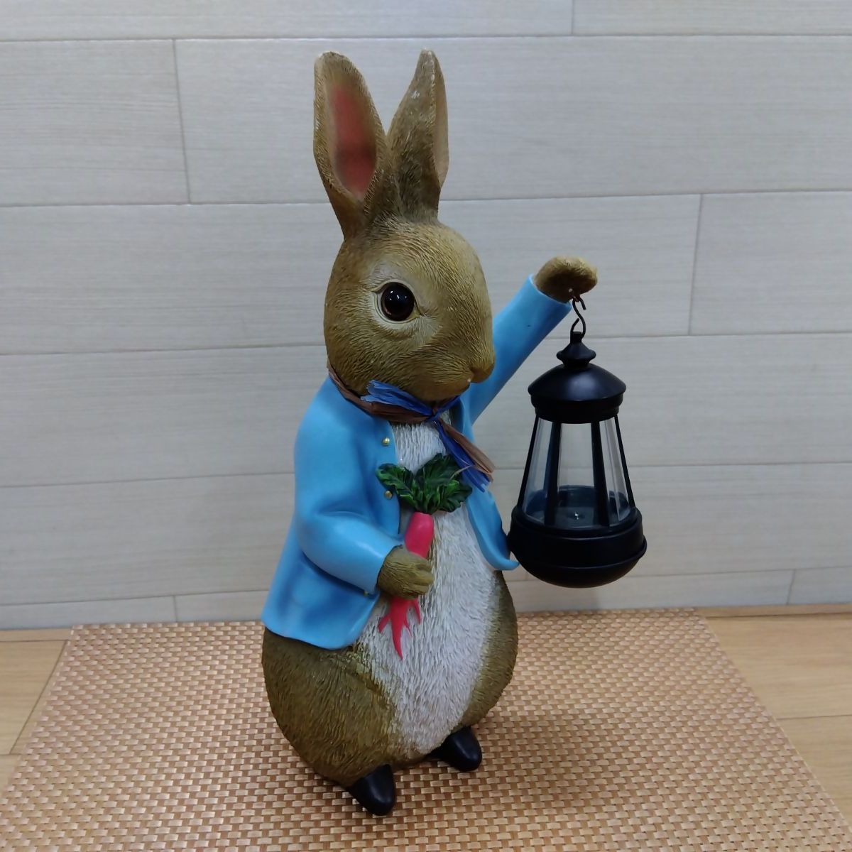 ランタンを持つピーターラビット ソーラーライト点灯不可 置物