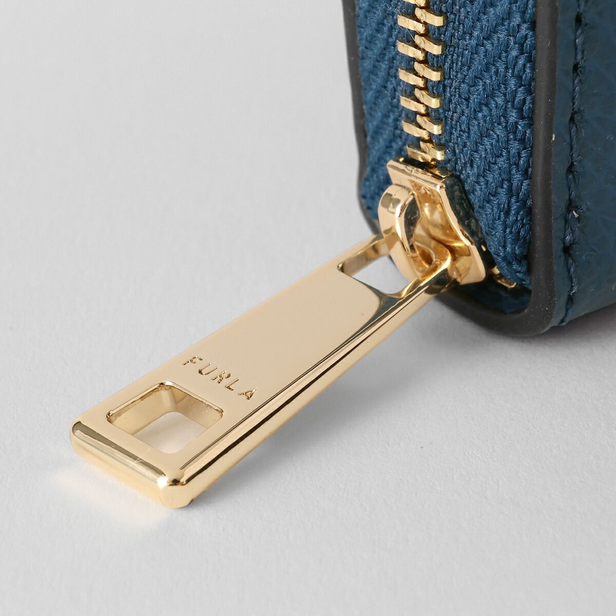 新品 フルラ FURLA 長財布 カメリア XL ZIP AROUND WALLET インディゴ/コローラ 新品 フルラ FURLA 長財布 カメリア XL ZIP AROUND WALLET インディゴ