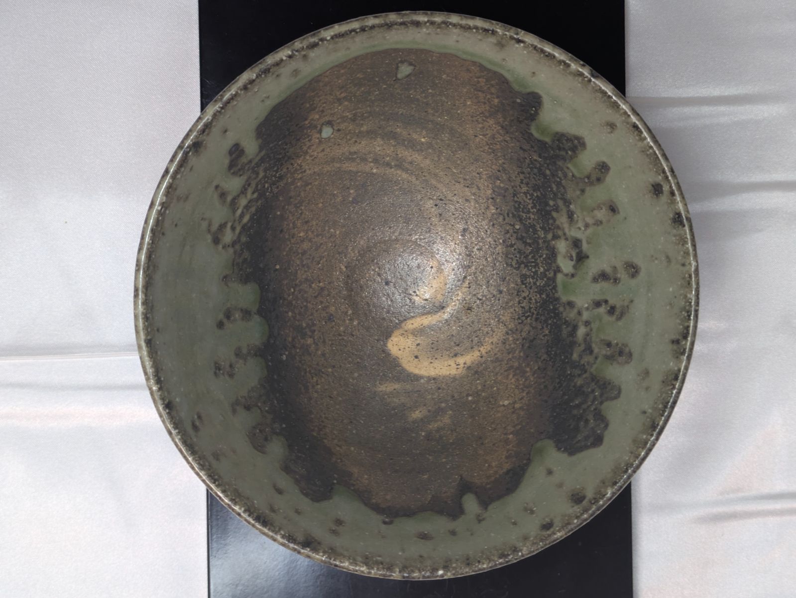 Ｗ２９５　茶碗　『常滑焼』『蓬莱堂　翁軒窯』　共箱　抹茶碗　茶道具 蓬莱堂 翁軒窯 常滑焼 灰釉 茶碗 共箱 共布 径13.8cm 抹茶碗 茶道具 美