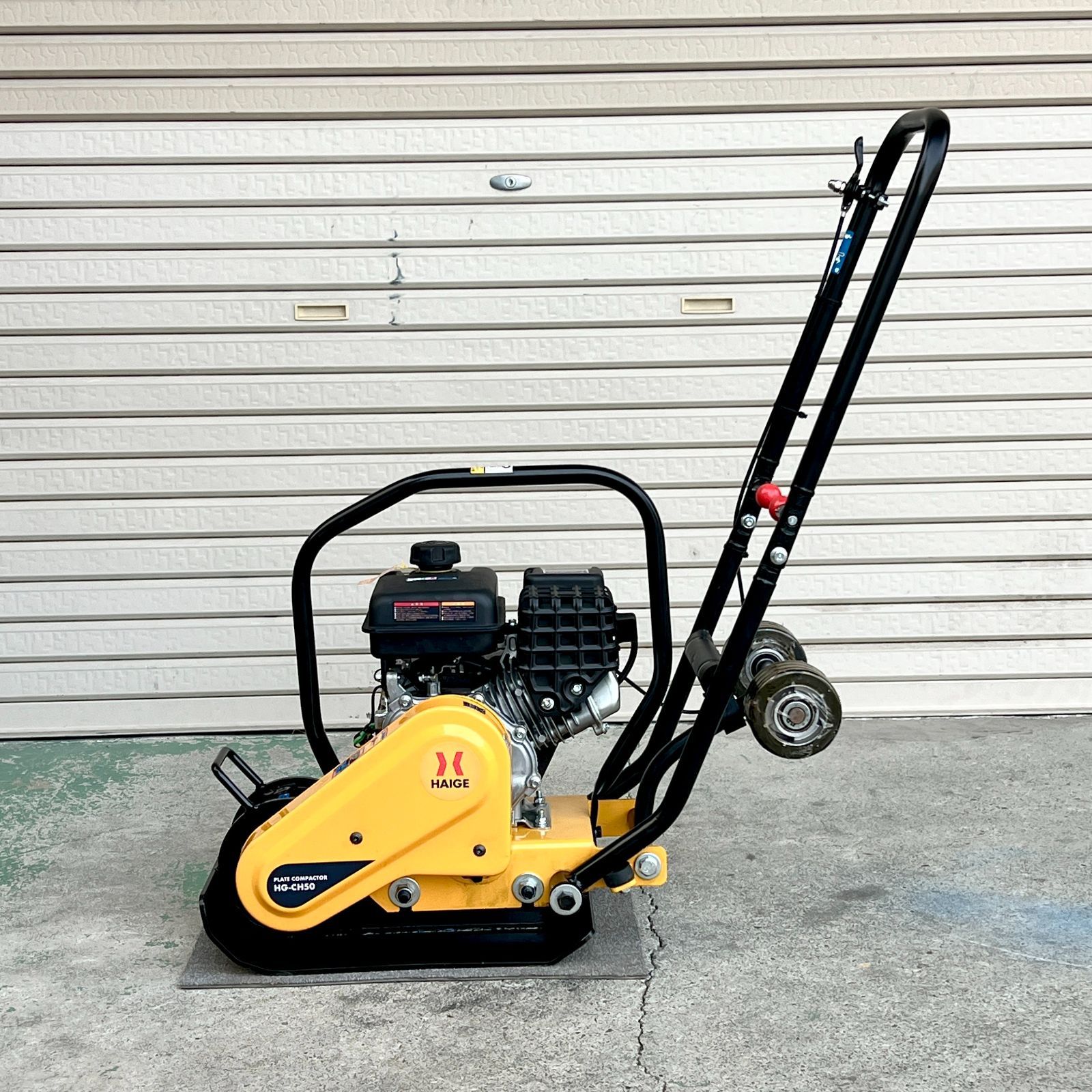 未使用】【展示品】 プレートコンパクター エンジン式 転圧機 幅狭