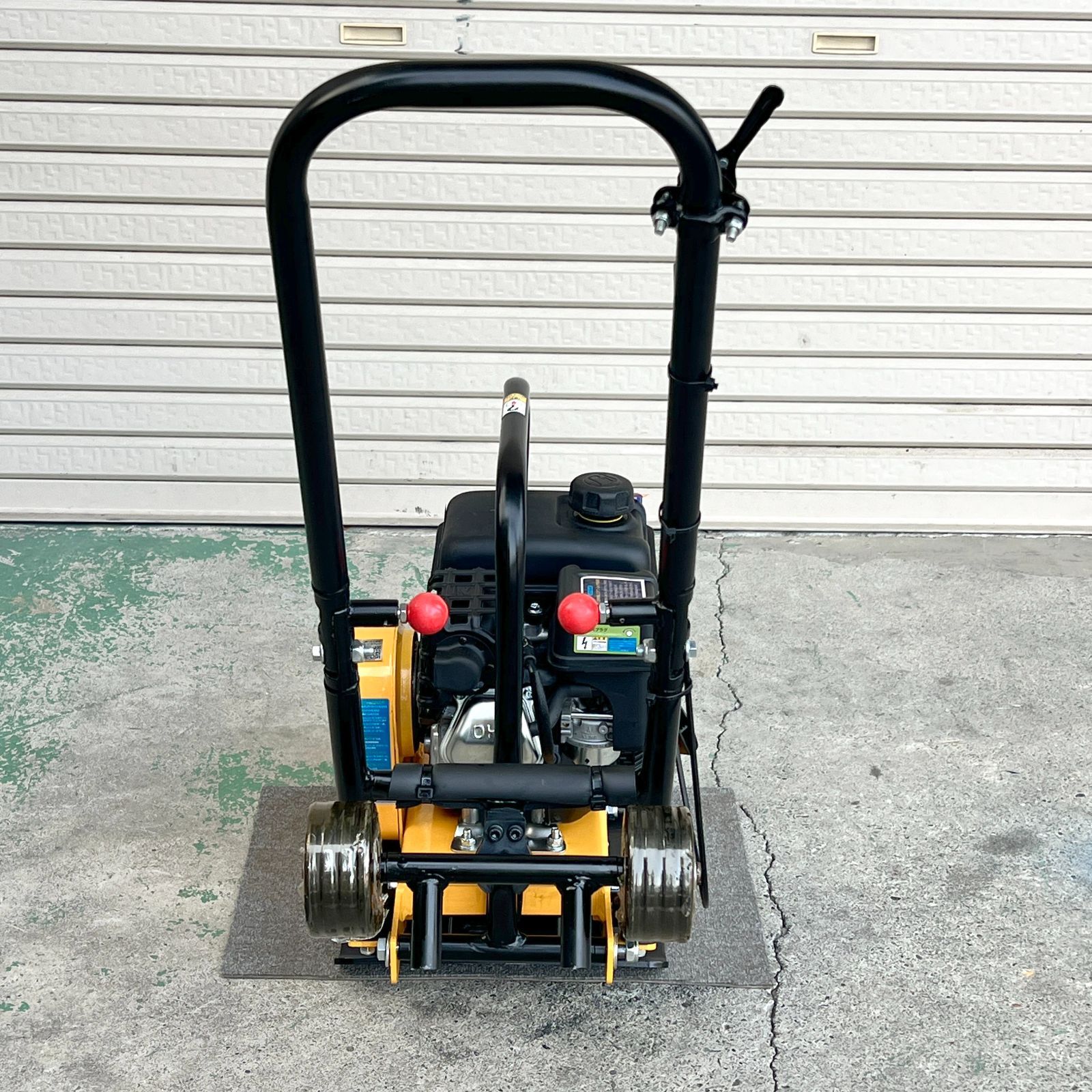 未使用】【展示品】 プレートコンパクター エンジン式 転圧機 幅狭 