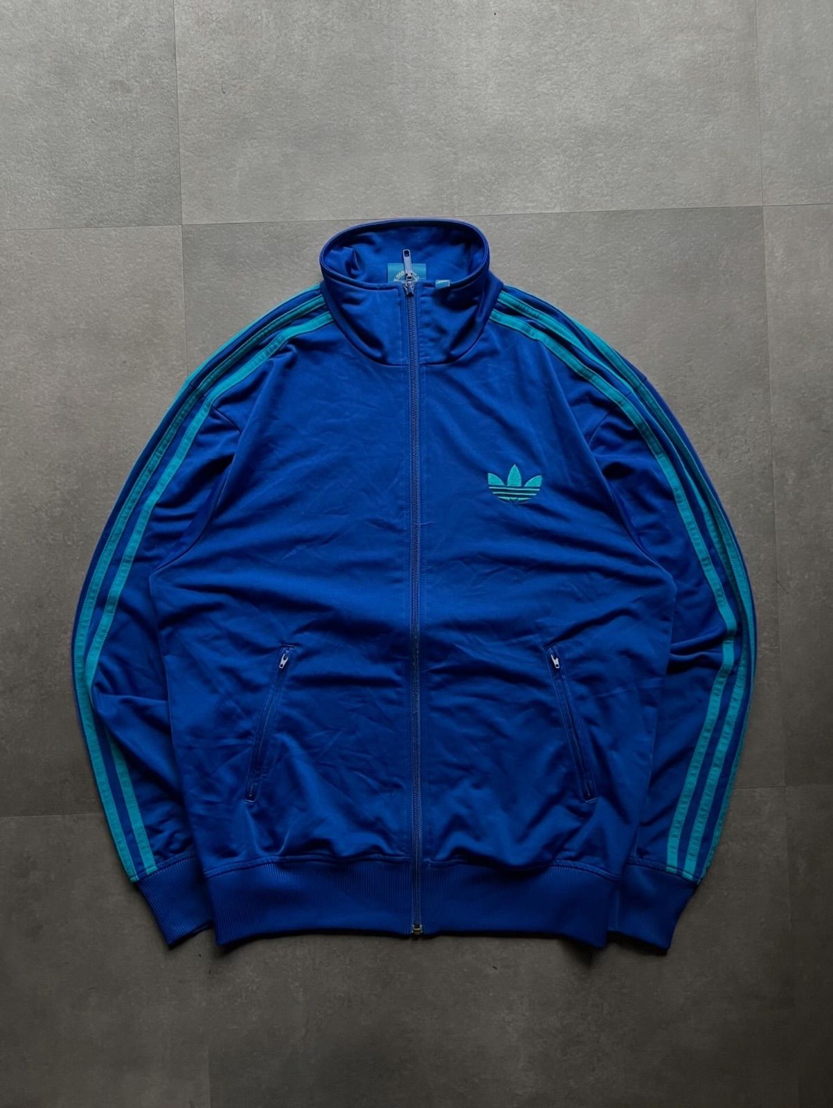 adidas トラックジャケット 青 緑 トレフォイル 刺繍ロゴ 3本ライン