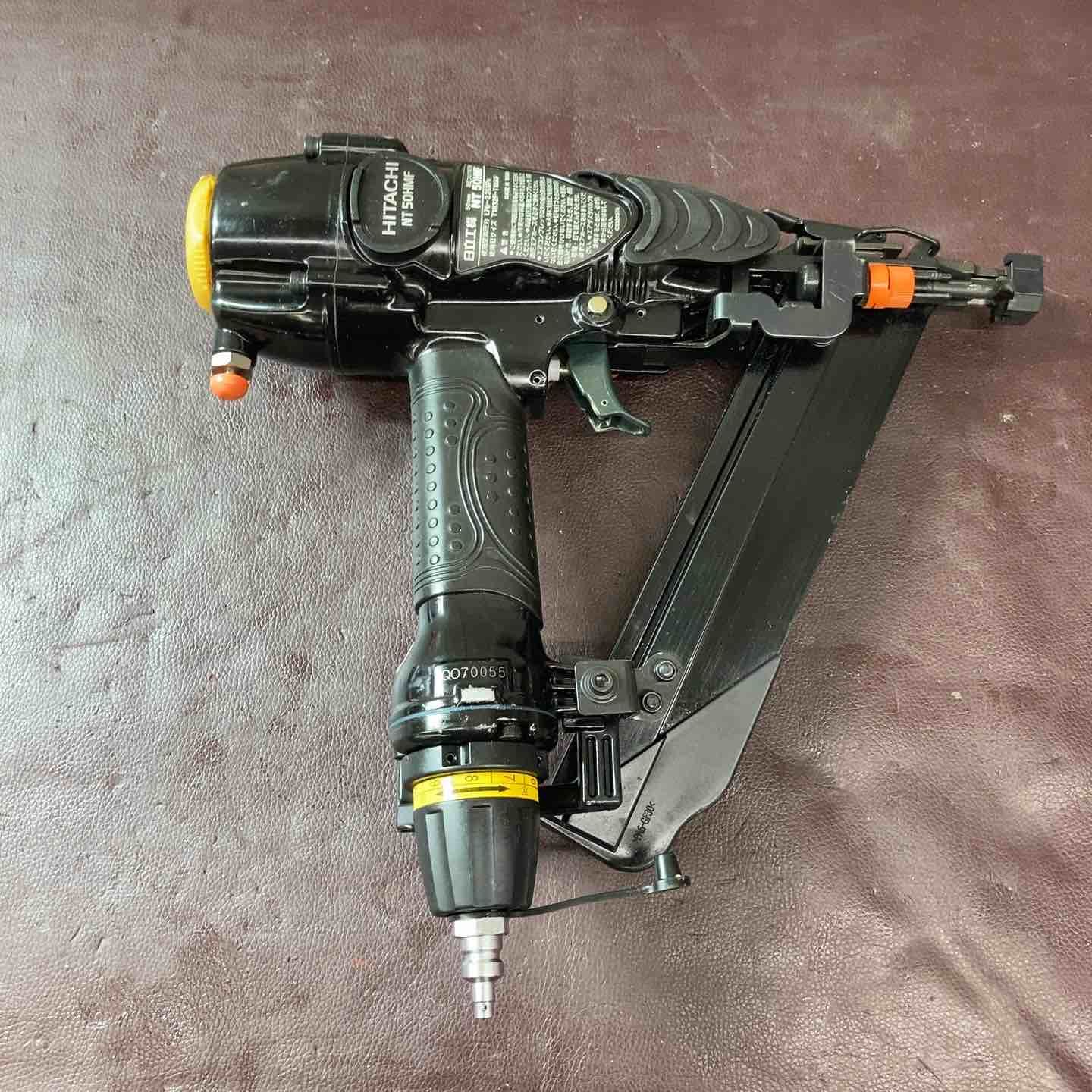 中古品】 ハイコーキ(HIKOKI ※旧:日立工機) 高圧フロア用釘打ち機 
