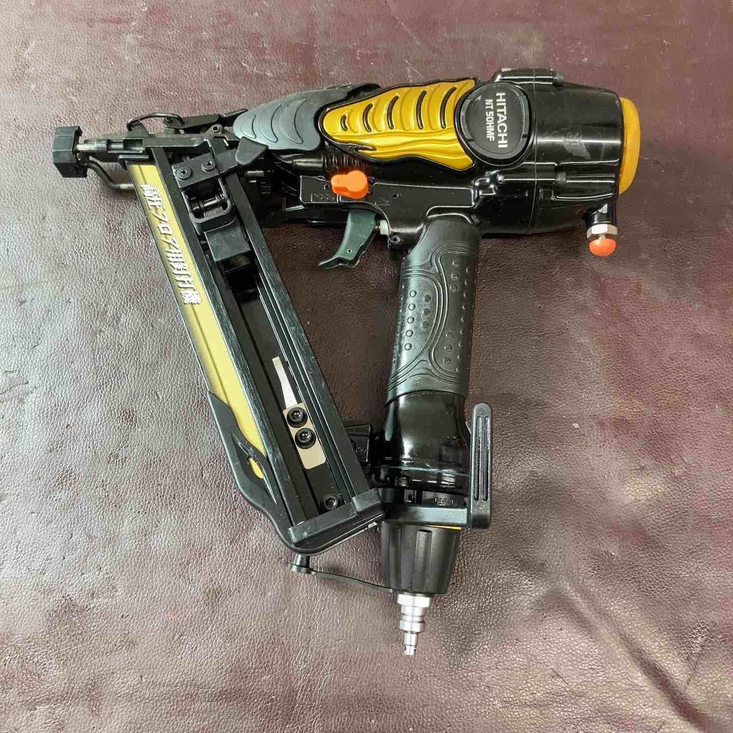 中古品】 ハイコーキ(HIKOKI ※旧:日立工機) 高圧フロア用釘打ち機 