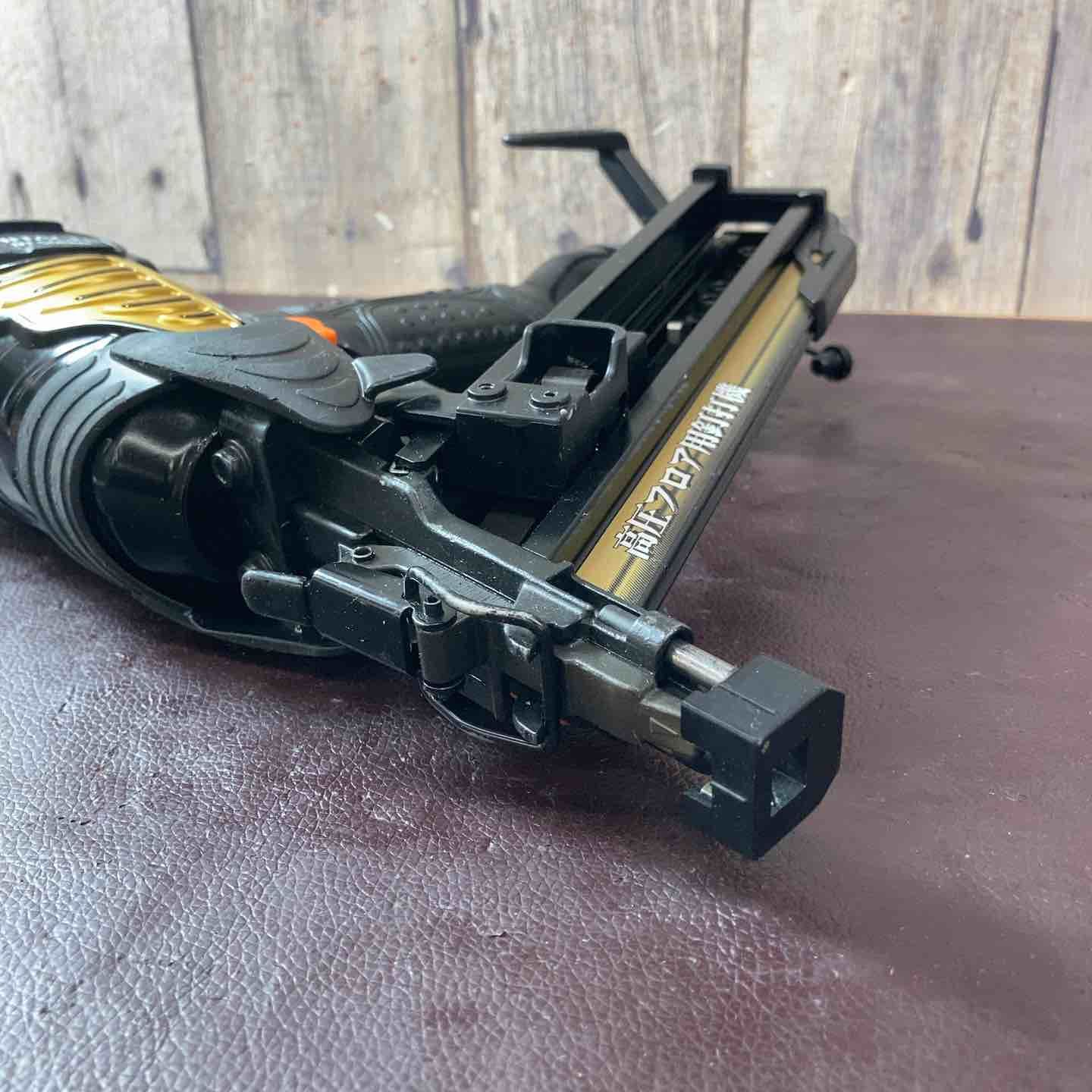中古品】 ハイコーキ(HIKOKI ※旧:日立工機) 高圧フロア用釘打ち機 