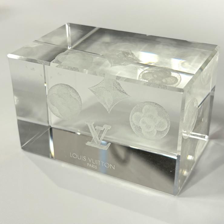 LOUIS VUITTON ノベルティ モノグラム クリスタル ペーパーウェイト 3D