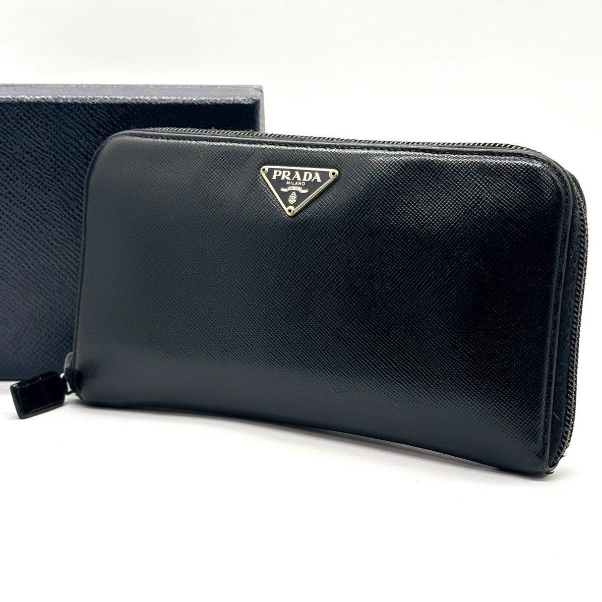 未使用✨プラダ ラウンドファスナー レザー　長財布 トライアングルロゴ ブラック 機能する黒の美学】 PRADA 長財布 ラウンドファスナー トライアングル