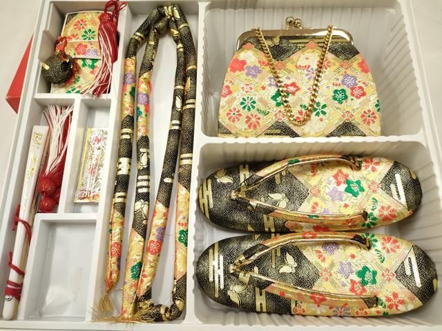 平和屋着物[]七五三　女の子　７歳　小物セット(帯締め・バッグ・草履)　花蝶文　金糸　箱付き　逸品　DABA3947ma