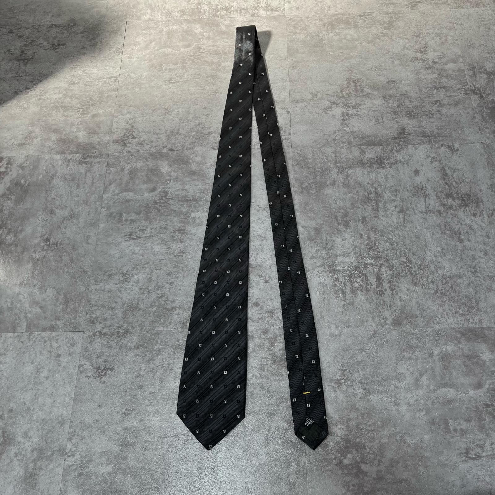 【FENDI】 フェンディ FF総ロゴレジメンタルストライプネクタイ シルク FENDI】 フェンディ FF総ロゴレジメンタルストライプネクタイ シルク