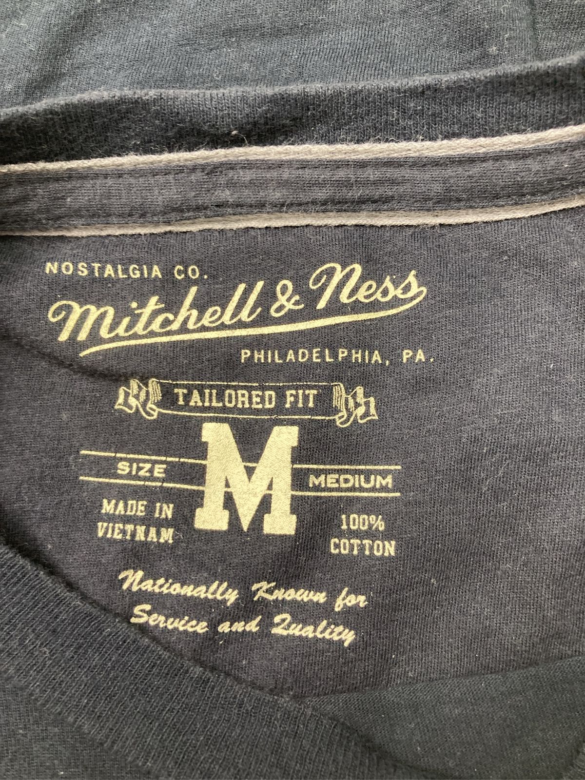 ミッチェル＆ネス（Mitchell \\u0026 mitchell u0026 ness ミッチェルアンドネス Tシャツ/カットソー M ブラック 前面プリント ブランドロゴ ミドル丈 半袖 クルーネック(丸首) Ness） バスケウェア｜バスケ用品