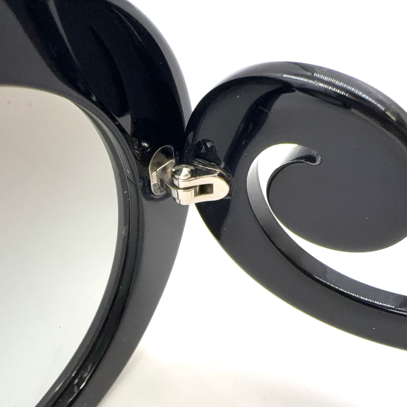 PRADA ミニマル バロック プラスチック ブラック サングラス シルバー