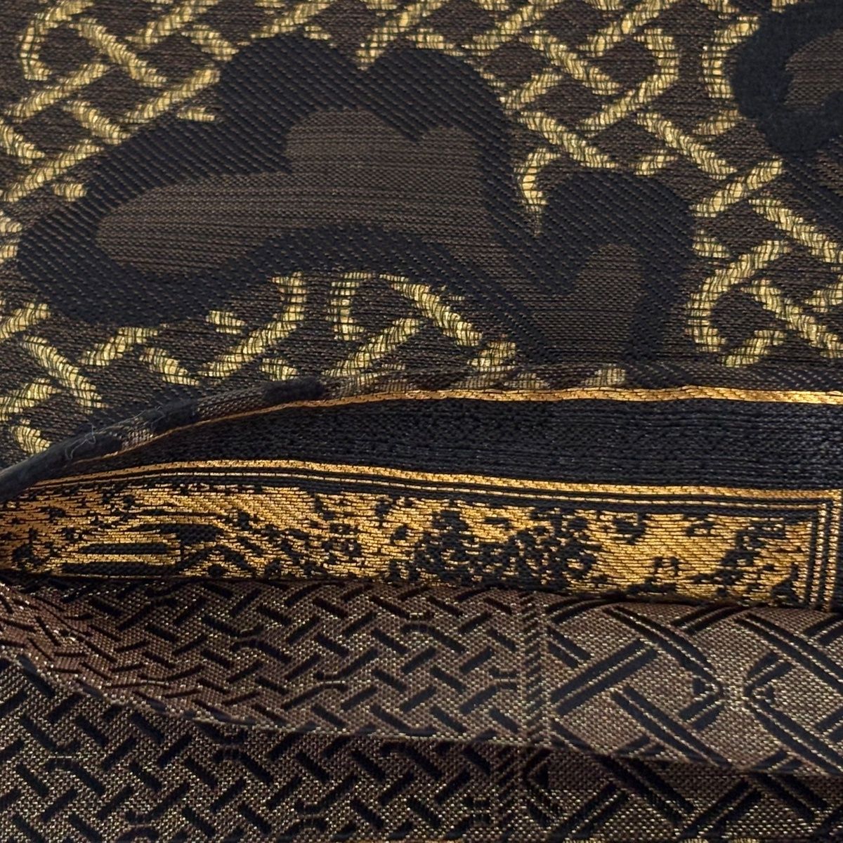 美品】 袋帯 逸品 斉藤上太郎 落款 菊唐草 幾何学模様 箔 焦茶色 六通