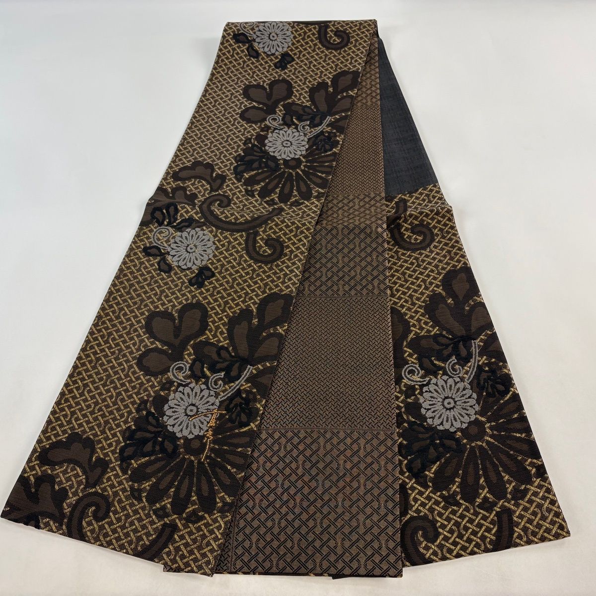 美品】 袋帯 逸品 斉藤上太郎 落款 菊唐草 幾何学模様 箔 焦茶色 六通