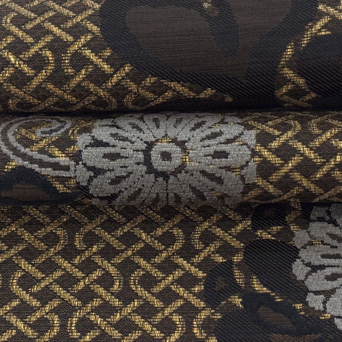 美品】 袋帯 逸品 斉藤上太郎 落款 菊唐草 幾何学模様 箔 焦茶色 六通