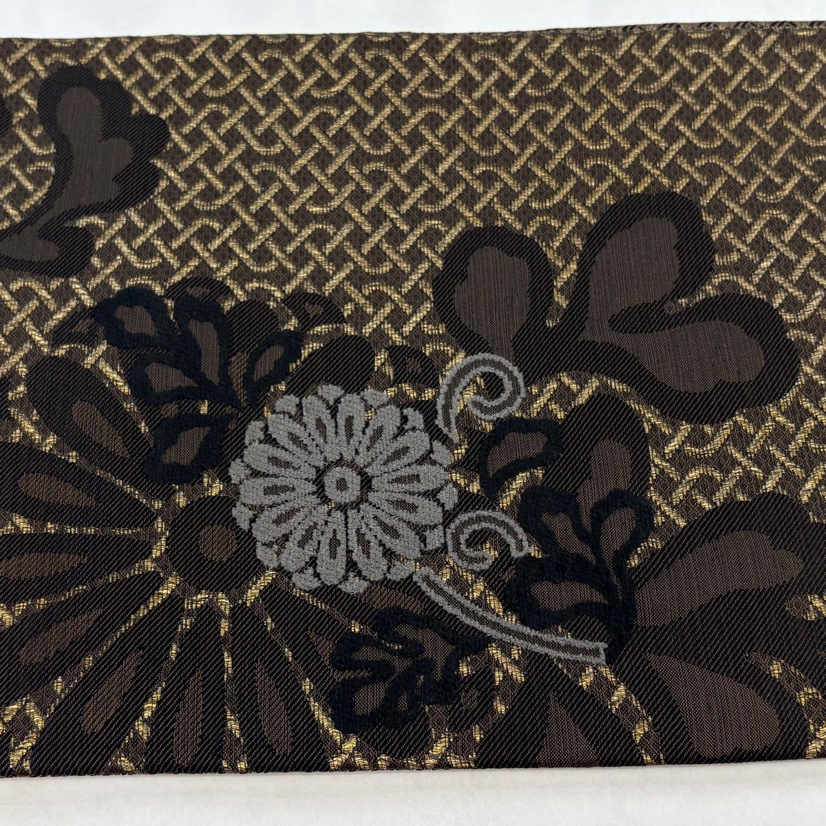 美品】 袋帯 逸品 斉藤上太郎 落款 菊唐草 幾何学模様 箔 焦茶色 六通