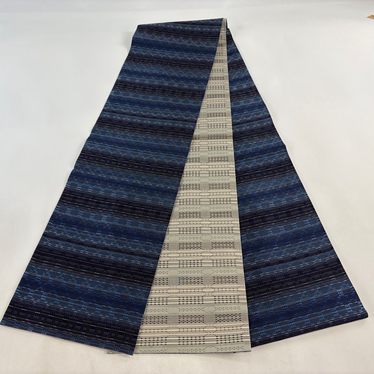美品】 袋帯 逸品 リバーシブル 段縞 幾何学模様 花織 藍色 全通 正絹