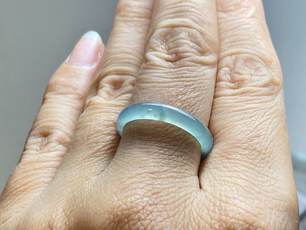 L16-174 氷種 薄グレー緑 16.5号 グアテマラ産 A貨 本翡翠 くりぬき