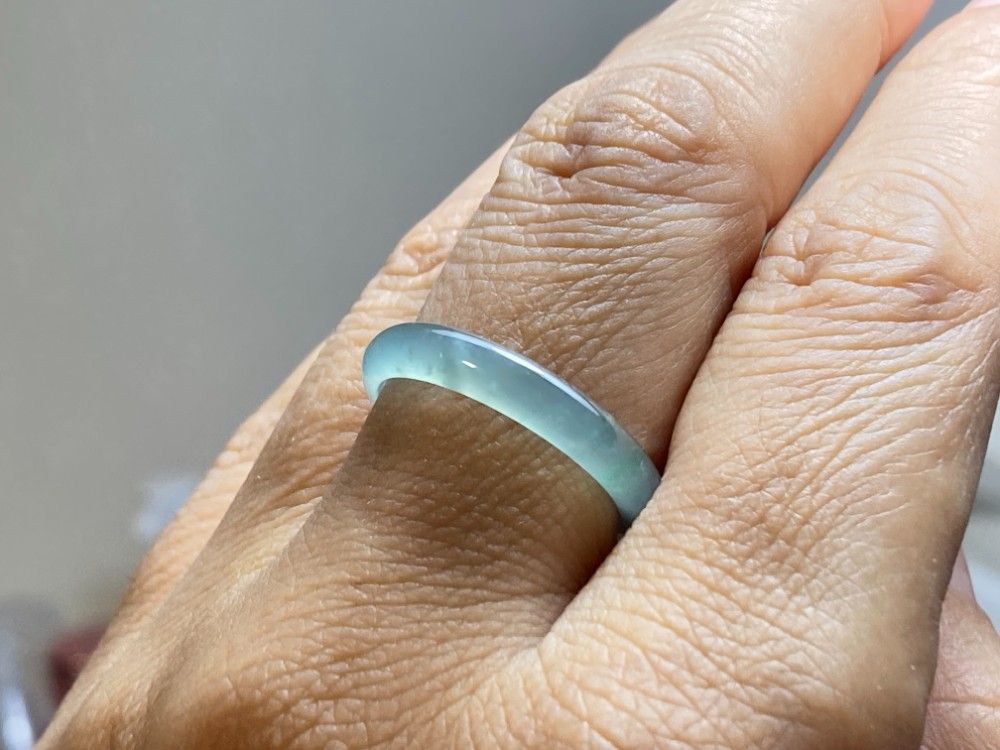 L16-174 氷種 薄グレー緑 16.5号 グアテマラ産 A貨 本翡翠 くりぬき