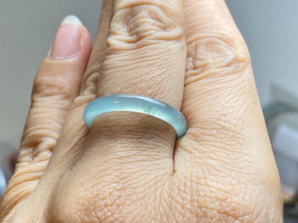 L16-174 氷種 薄グレー緑 16.5号 グアテマラ産 A貨 本翡翠 くりぬき