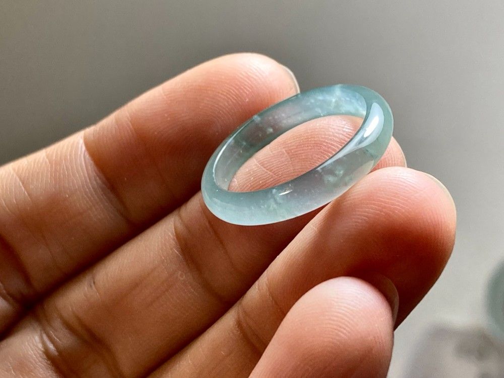 L16-174 氷種 薄グレー緑 16.5号 グアテマラ産 A貨 本翡翠 くりぬき