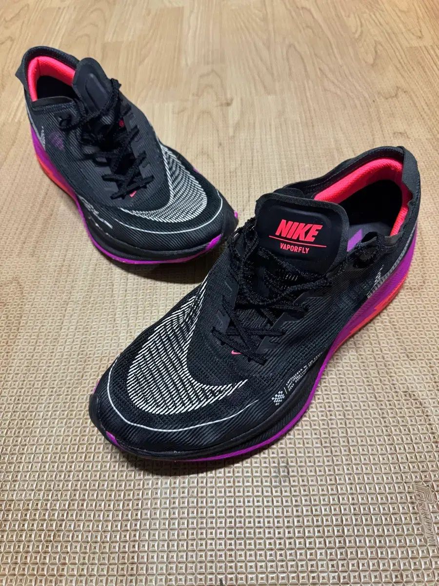 295 NIKE ズームX Vaporfly NEXT%2 ブラック フラッシュ クリムゾン