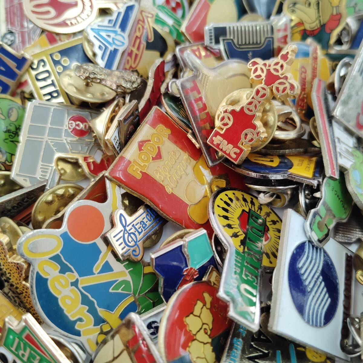 A】ピンバッジ 100個 フランス雑貨 ヴィンテージ まとめ 大量 まとめ