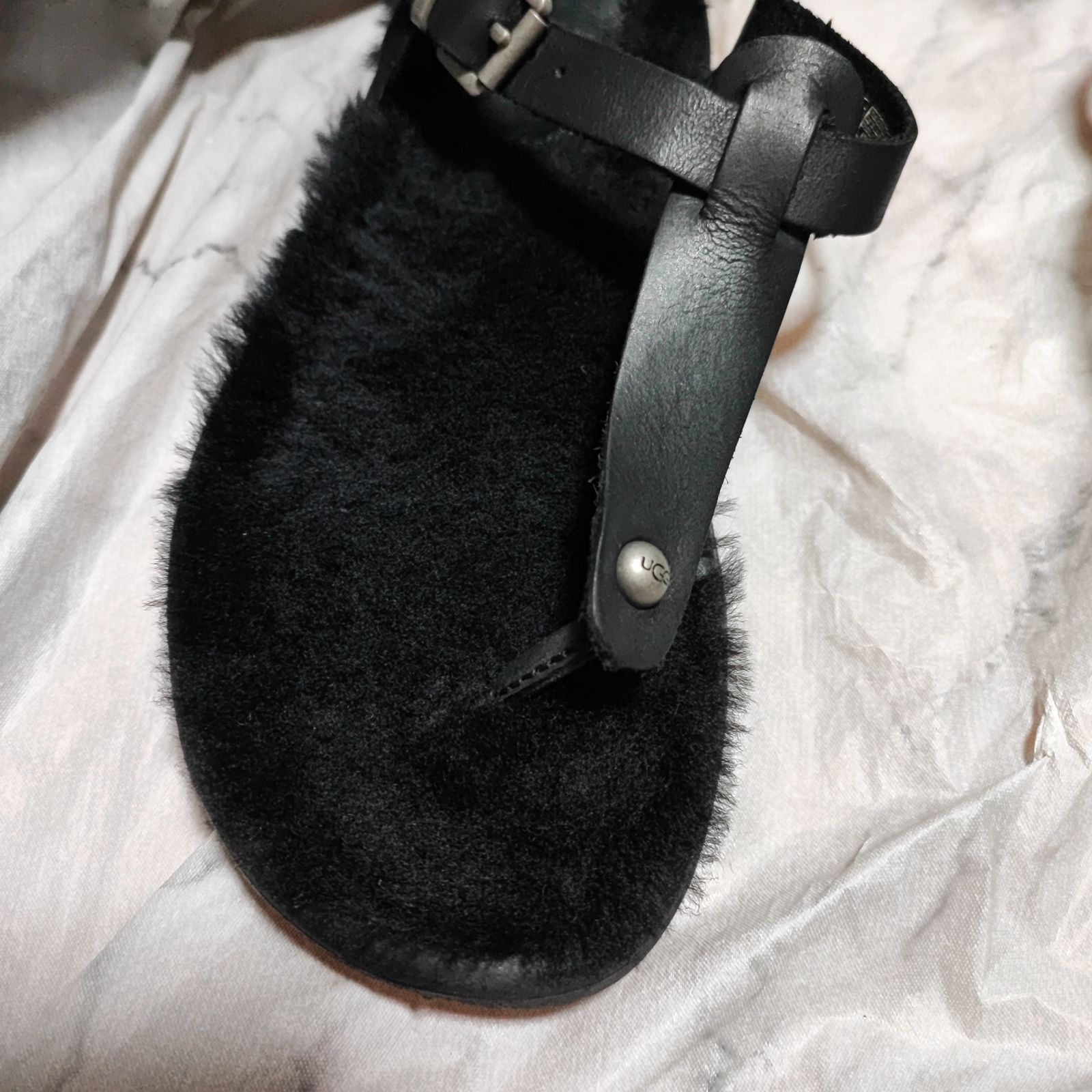 UGG ブラックファー トングサンダル フラットサンダル 22cm - メルカリ