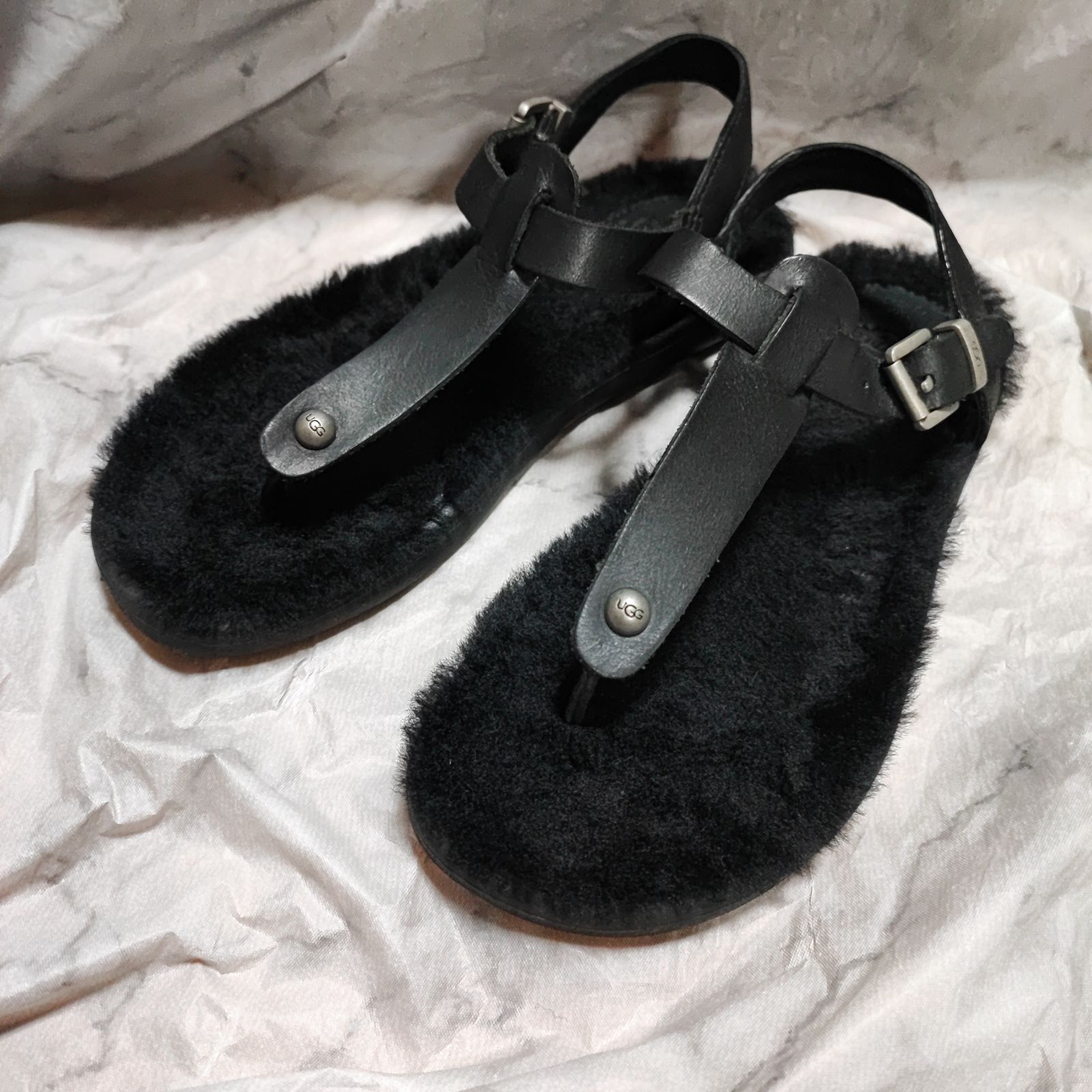 UGG ブラックファー トングサンダル フラットサンダル 22cm - メルカリ