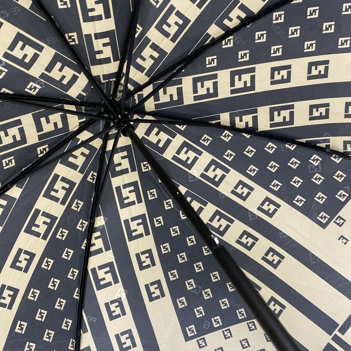 FENDI(フェンディ) 折りたたみ傘 - ゴールド×黒 ズッカ柄/ペカン