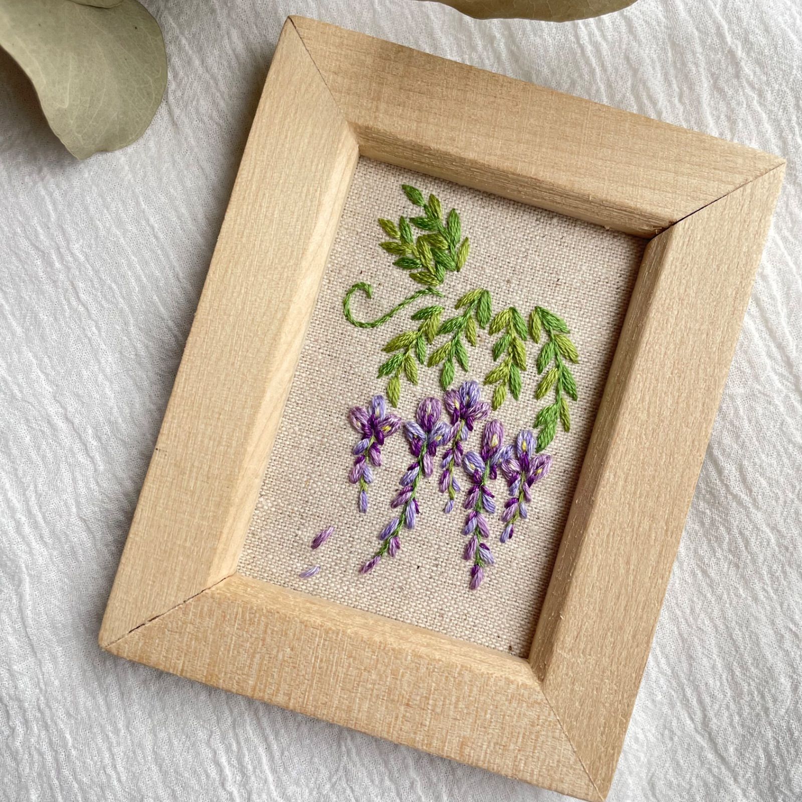 【未使用品】木製　花刺繍フレーム 置物 藤の花 藤 手刺繍 刺繍フレーム インテリア 置物 - メルカリ