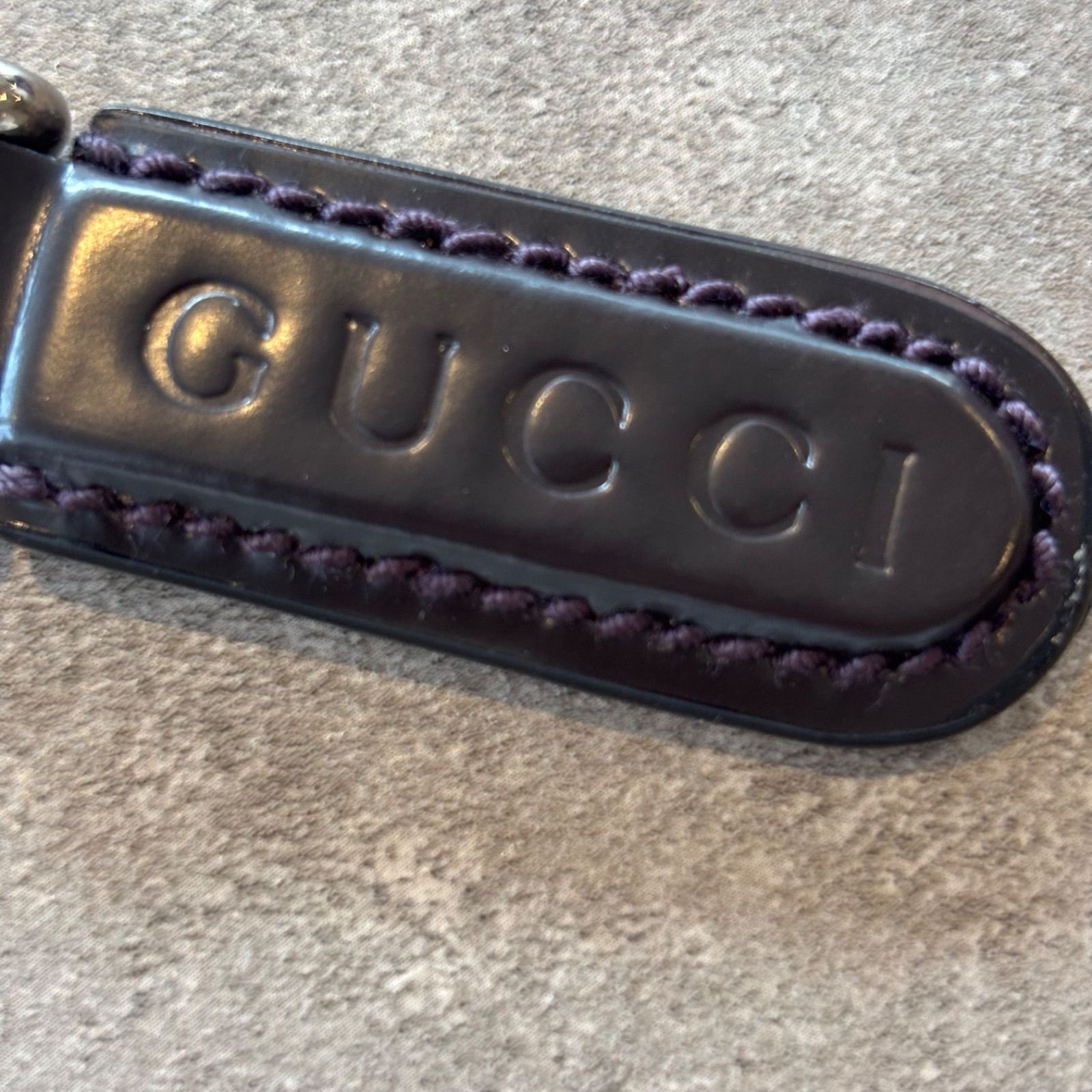 i)GUCCI グッチ レザー キーリング キーホルダー ロゴ入り 箱付き/2402