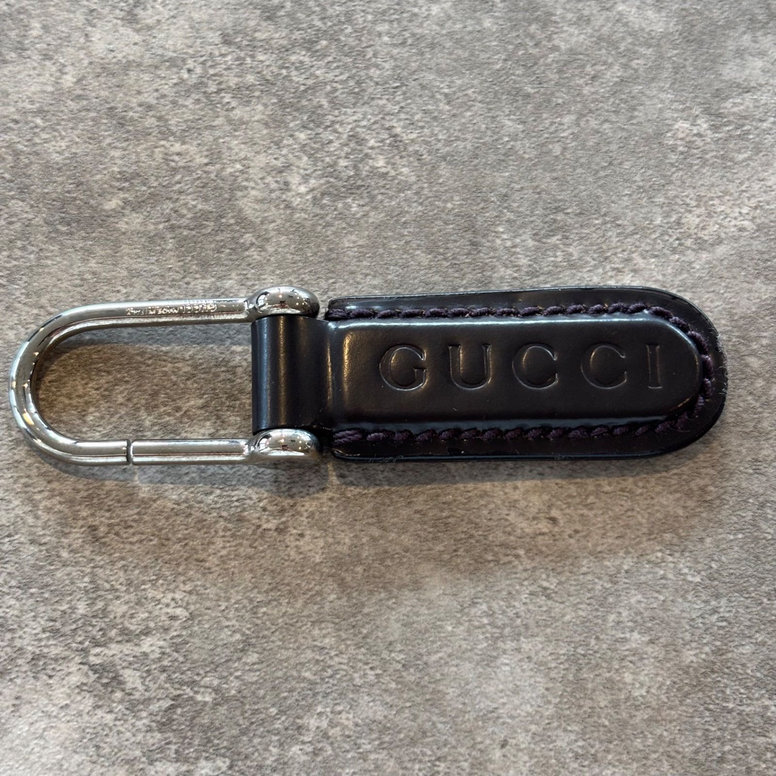 i)GUCCI グッチ レザー キーリング キーホルダー ロゴ入り 箱付き/2402