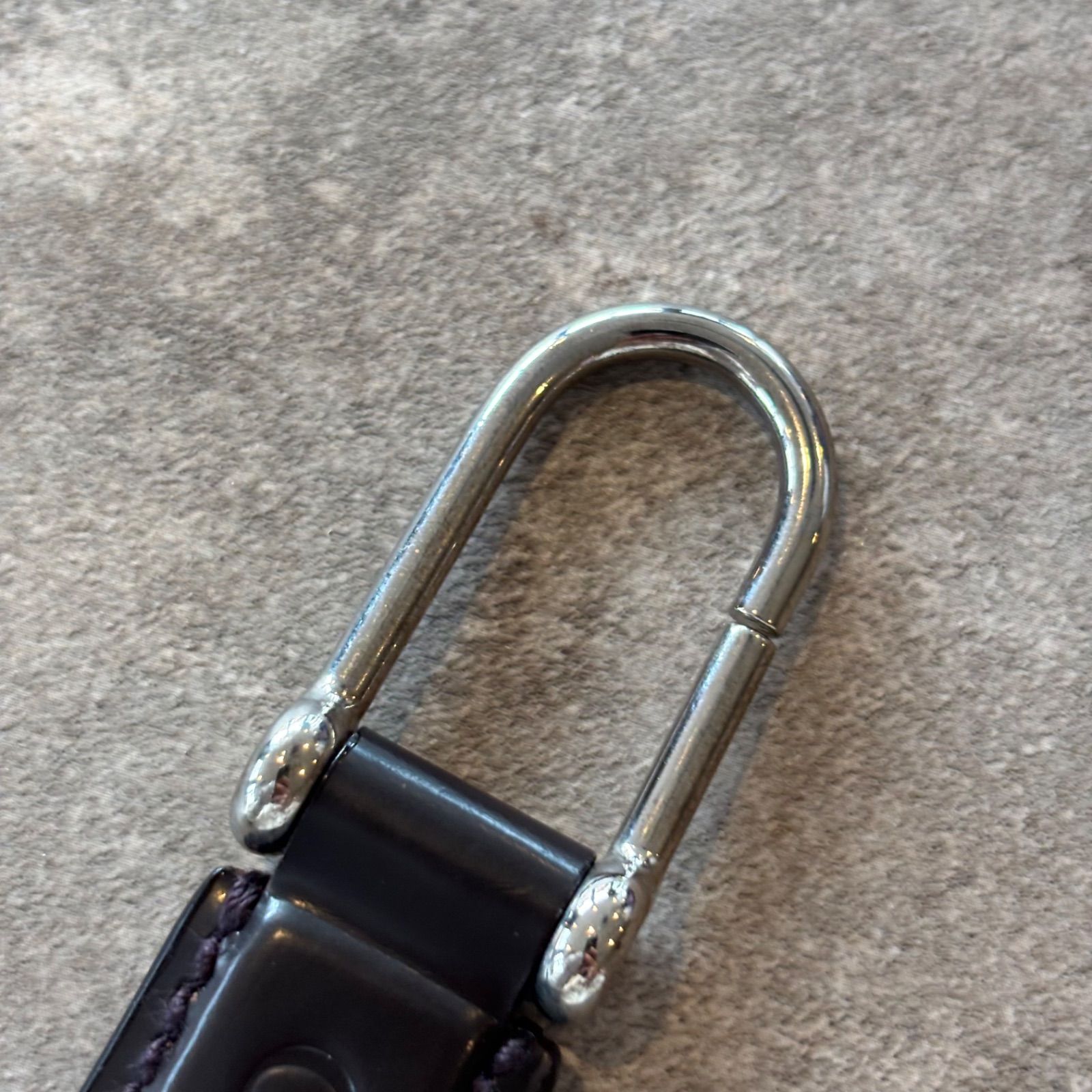 i)GUCCI グッチ レザー キーリング キーホルダー ロゴ入り 箱付き/2402