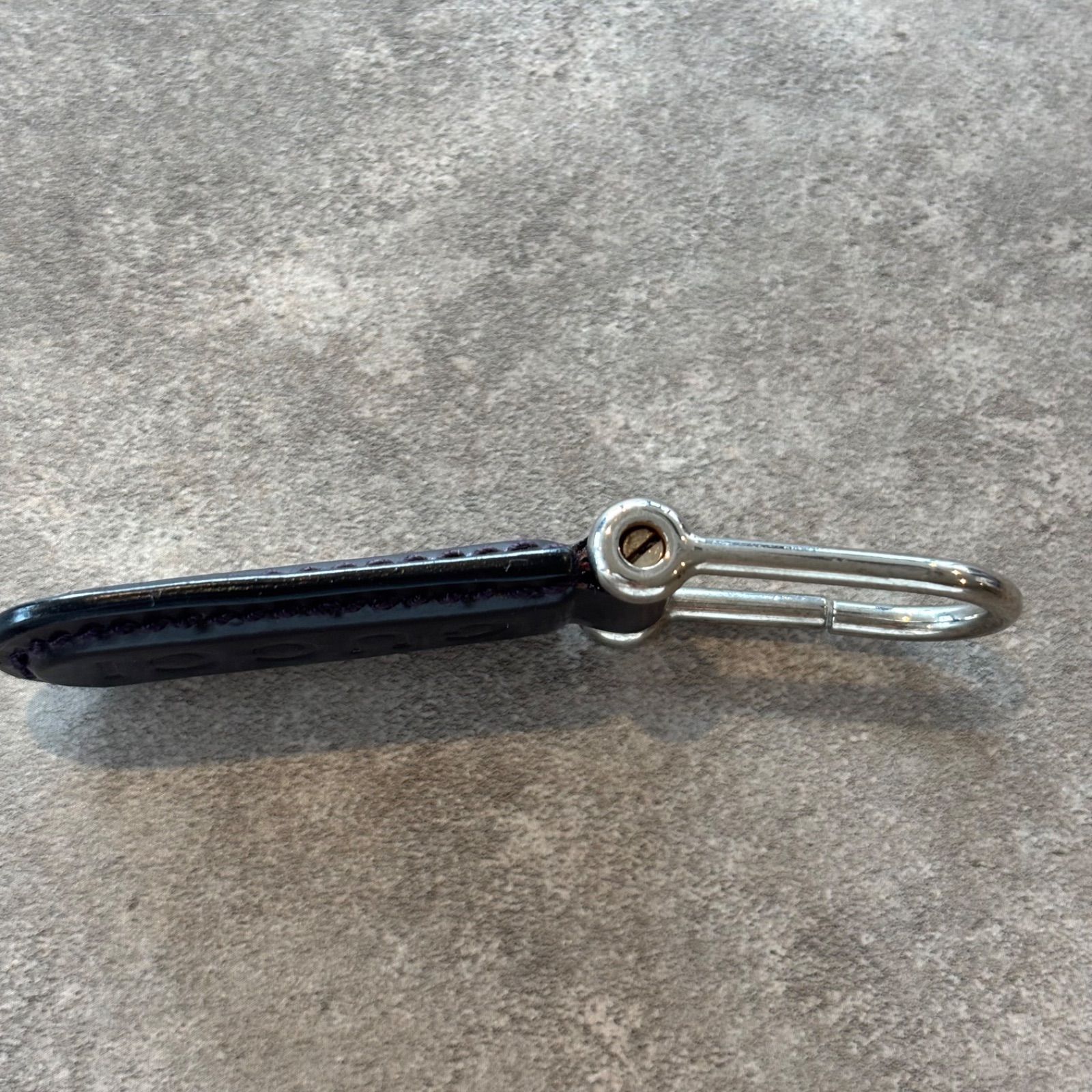 i)GUCCI グッチ レザー キーリング キーホルダー ロゴ入り 箱付き/2402
