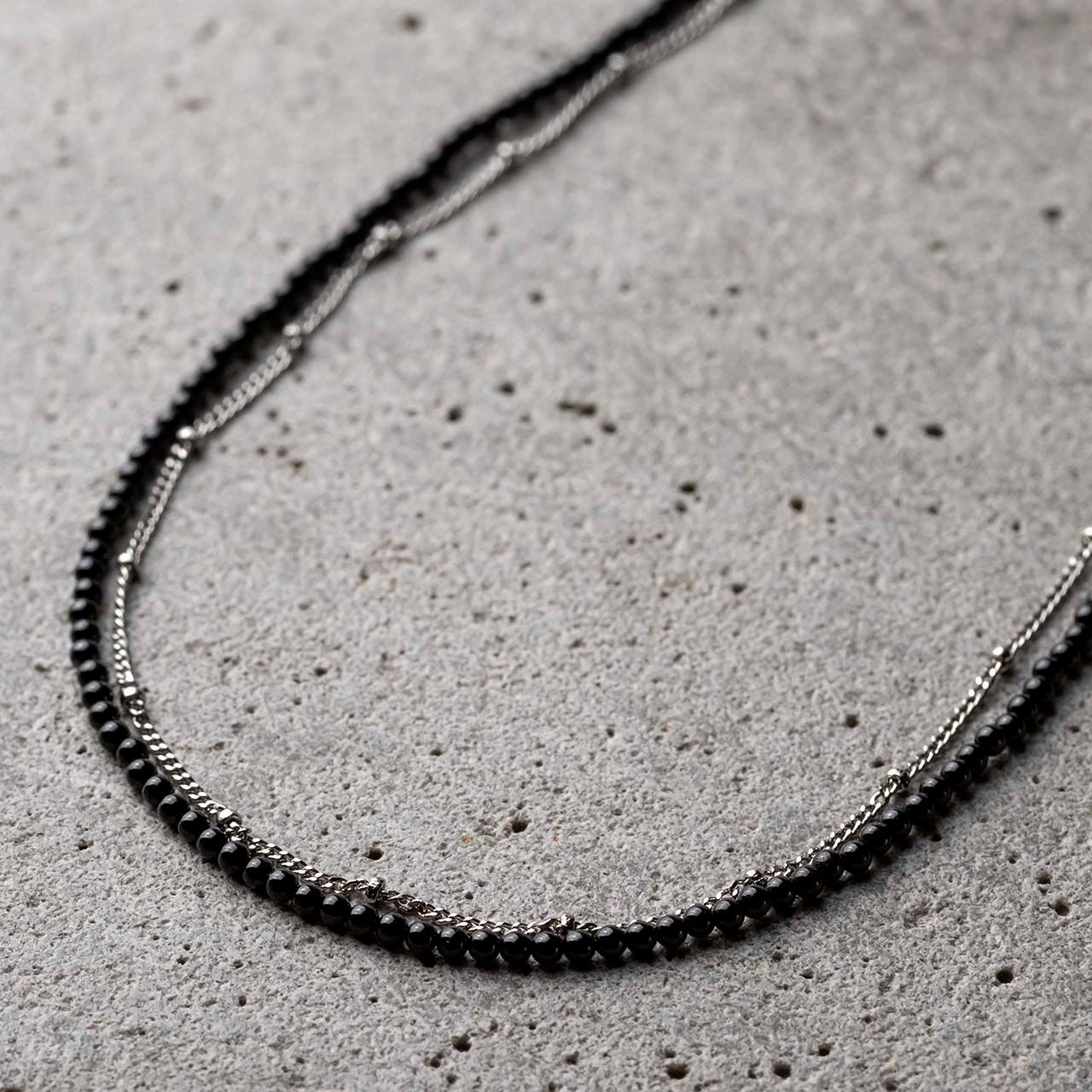 タイ産ブラックスピネル 天然石アクセサリー お守り 8月の誕生石 極細