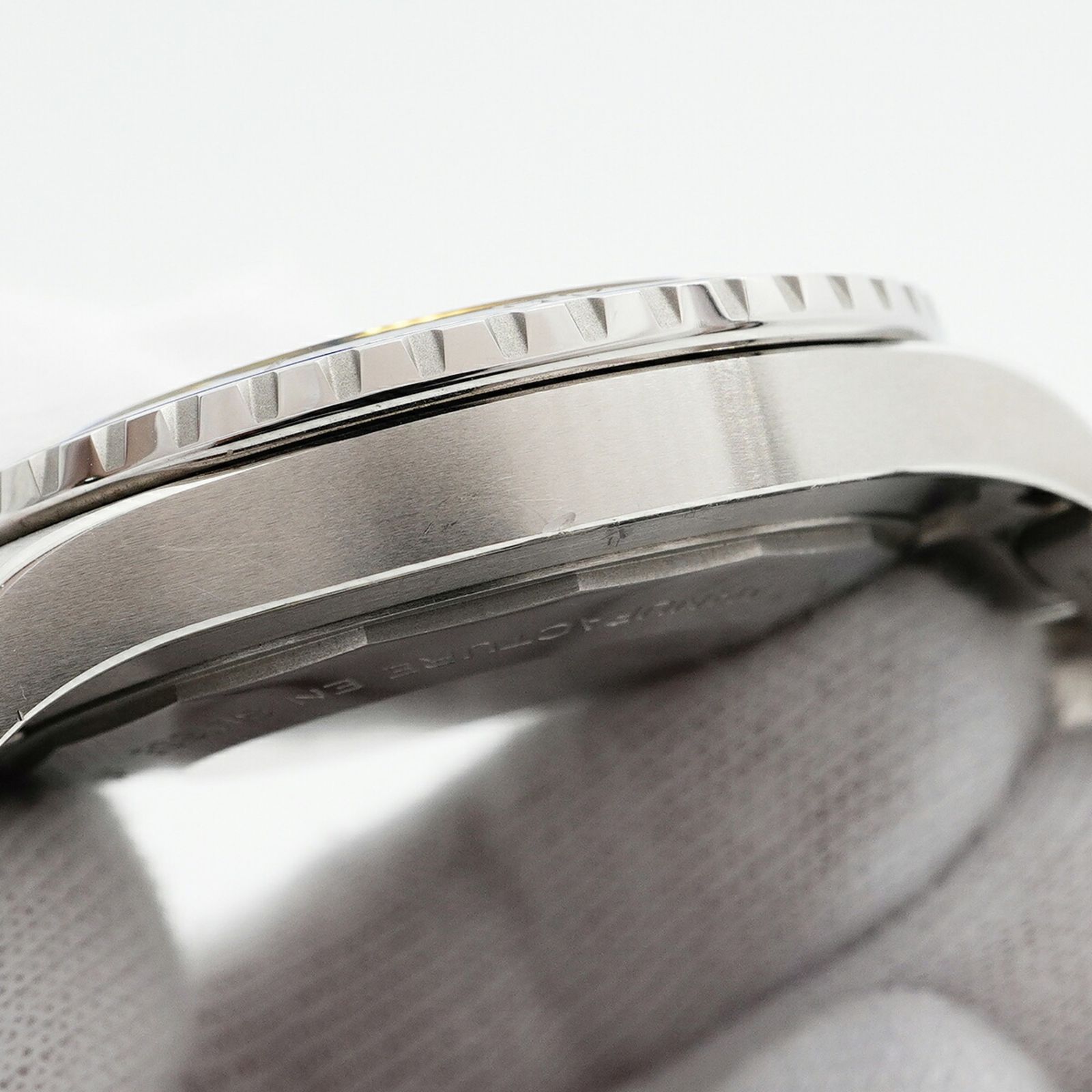 ネイビー文字盤腕時計