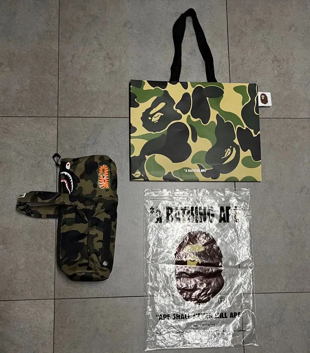 A BATHING APE アベイシングエイプ カモフラ シャーク ミニバック