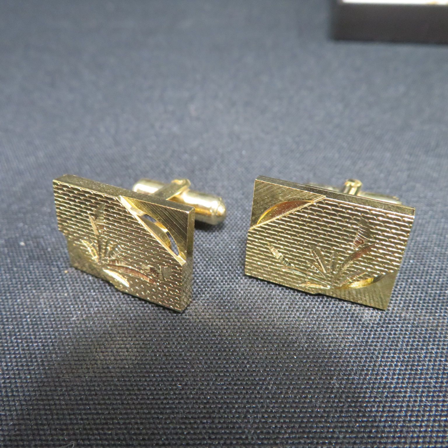 8183☆カフスボタン2個□針刺しタイピン1個□タイピン1個□金色